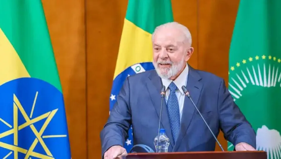 Imagem mostra o presidente Lula em um discurso na Etiópia.