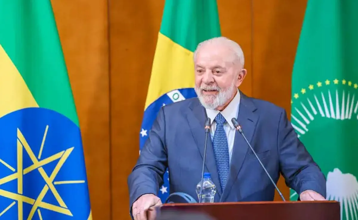 Imagem mostra o presidente Lula em um discurso na Etiópia.
