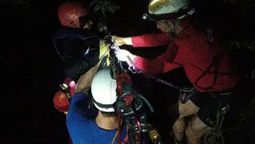 Passeio em cachoeira termina com resgate noturno no Litoral do Paraná