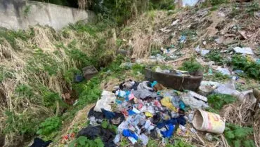 Ratos, baratas e dengue! Terreno vira lixão e incomoda vizinhos em Curitiba