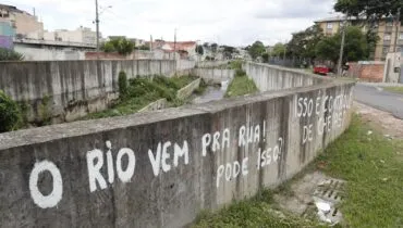 Rua de Curitiba alaga 'toda hora' e moradores reclamam: 