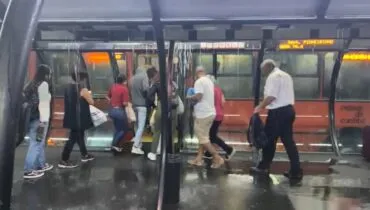 Chove mais dentro que fora de estação-tubo em Curitiba: assista ao vídeo