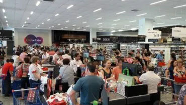 Supermercado, restaurante e empresa de Curitiba têm mais de 100 vagas de emprego abertas
