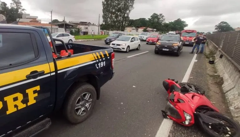 BR-277 tem faixa interditada após acidente entre moto e carro em Curitiba