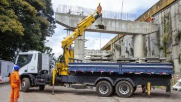 Vigas gigantes serão instaladas em uma megaoperação em obra do novo Viaduto do Tarumã