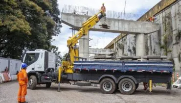Vigas gigantes serão instaladas em uma megaoperação em obra no Viaduto do Tarumã
