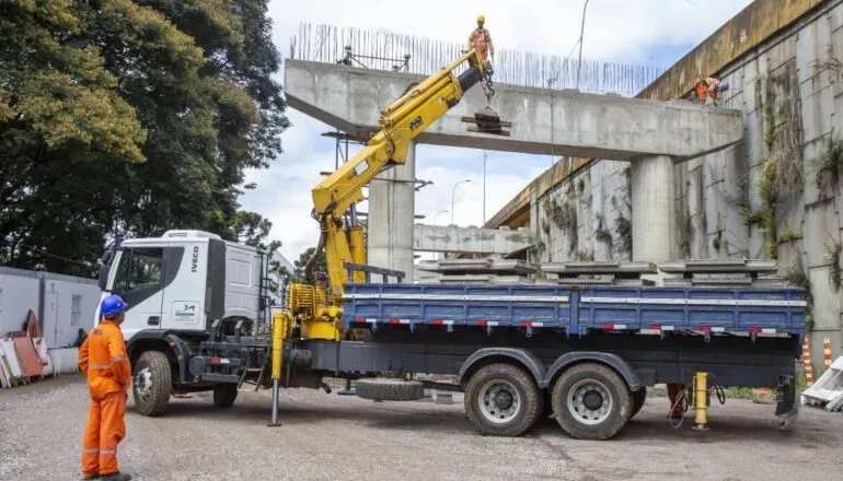 Vigas gigantes serão instaladas em uma megaoperação em obra no Viaduto do Tarumã