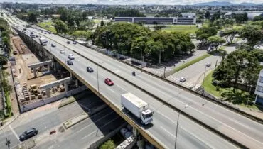 Trânsito é liberado em avenida de Curitiba após interdição para megaobra em viaduto
