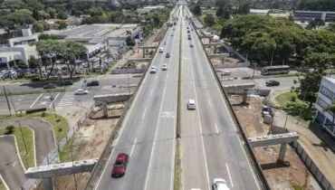 Mega obra em viaduto de Curitiba interdita avenida e desvia linhas de ônibus