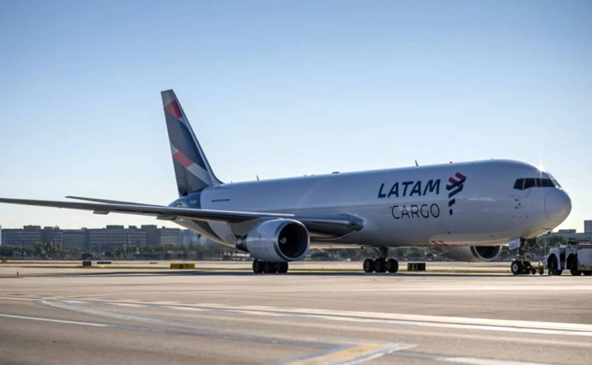 Imagem mostra um Boeing 767-300 no aeroporto Afonso Pena