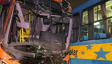 Acidente entre ônibus em Curitiba deixa feridos e muro de casa destruído