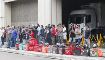 Entregadores do iFood em Curitiba protestam após atraso de pagamento