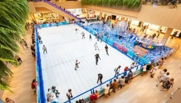 Shopping de Curitiba abre pista de patinação no gelo para crianças com TEA