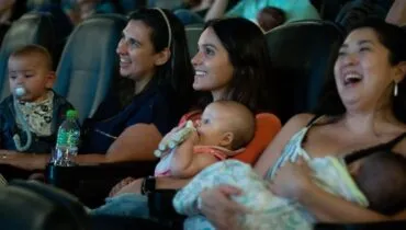 Shopping da região de Curitiba faz sessões de cinema para mães e bebês