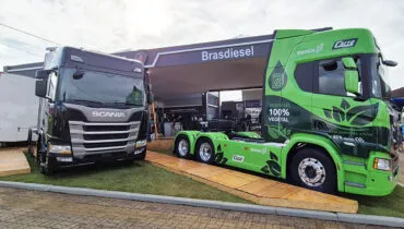Scania e Brasdiesel expõem caminhão 100% a biodiesel na tração 6x2