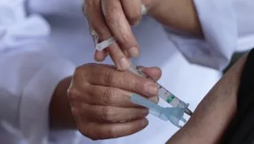 Vacinação contra gripe é antecipada no Brasil em meio à epidemia de dengue e mais casos de Covid-19