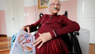 Rainha do Papel de Bala: aos 92 anos, Efigênia Rolim cria 'desenhos encantados'