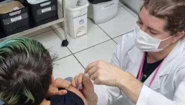 Vacinação contra a dengue no Paraná é ampliada para adolescentes de 12 a 14 anos