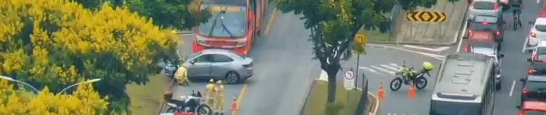 Imagem aérea mostra um acidente de transito no bairro Jardim Botânico, em Curitiba.