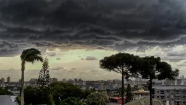 Chuva forte, vento e até granizo! Curitiba tem alertas de perigo para tempestade