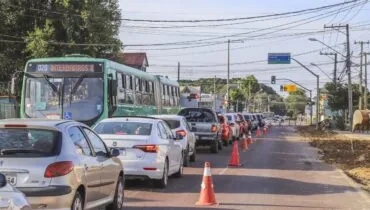Rua movimentada de Curitiba tem bloqueio para obras, troca de asfalto e novo binário