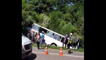 Acidente na BR-116: ônibus tomba e deixa 18 feridos na Grande Curitiba