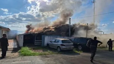 Vídeo: máquina entra em curto-circuito e provoca incêndio em oficina e casa em Curitiba