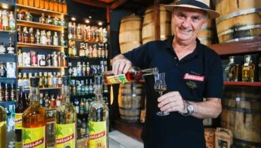 Museu da cachaça em Curitiba? Conheça coleção impressionante da bebida mais famosa do Brasil