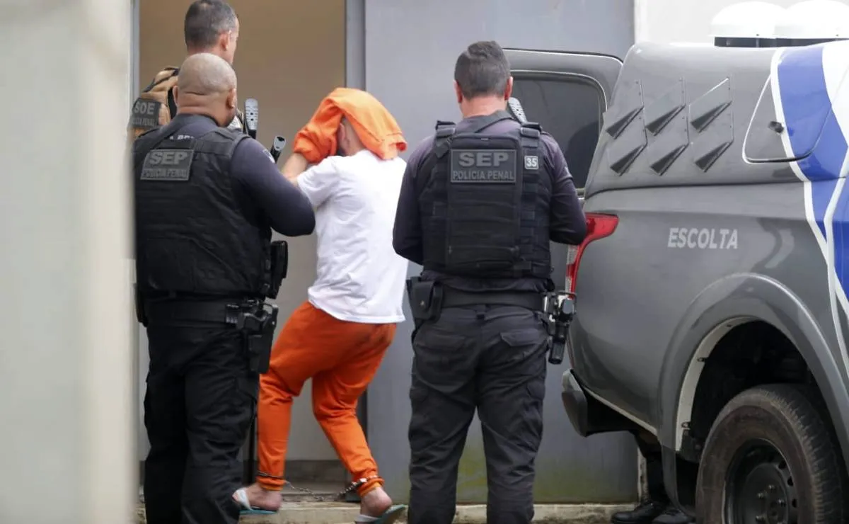 Imagem mostra Edison Brittes entrando correndo para o segundo dia de julgamento