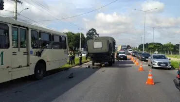 Linha Verde tem bloqueio e mega congestionamento após acidente com veículo militar