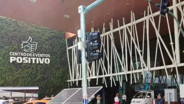 Empresa de Curitiba testa solução para semáforos sempre acesos, mesmo sem luz