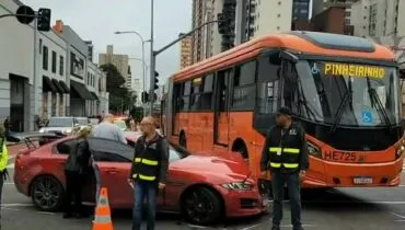 Importante avenida de Curitiba vira o caos após acidente com carro de luxo