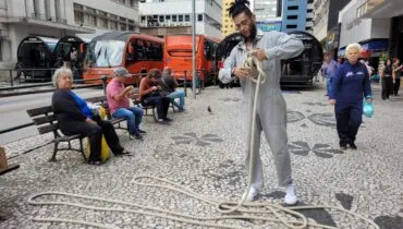 Trabalho 'misterioso' no Centro de Curitiba intriga pedestres