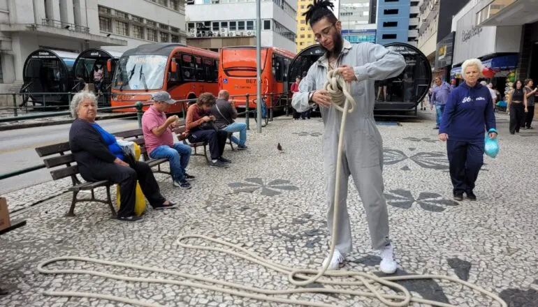 Trabalho ‘misterioso’ de homem por horas no Centro de Curitiba intriga pedestres