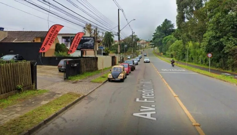 Av. de Curitiba vira pista de corrida e população cobra lombada; Vídeo mostra acidente