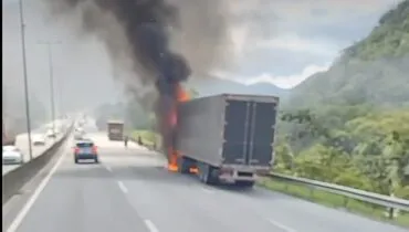 Carreta pega fogo e interdita BR-376 no sentido Curitiba, região de Guaratuba