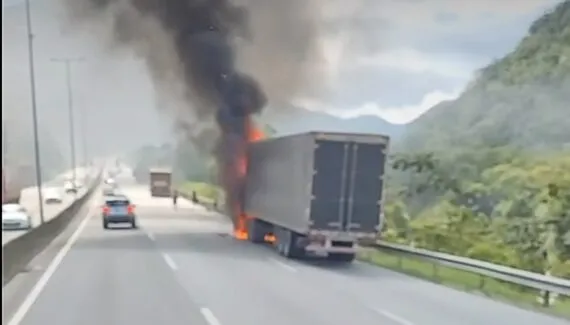 Carreta pega fogo e interdita BR-376 no sentido Curitiba, região de Guaratuba