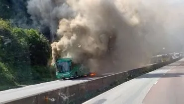 Ônibus com 28 passageiros pega fogo e BR-277 fica interditada na Serra do Mar