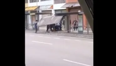 Vândalos destroem ponto de ônibus em bairro histórico de Curitiba