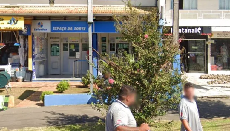 Imagem mostra Lotérica em Curitiba faturou prêmio pela Lotofácil milionária. 