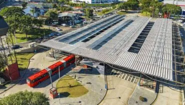 Imagem mostra o telhado do terminal do Santa Cândida, em Curitiba, com placas solares.