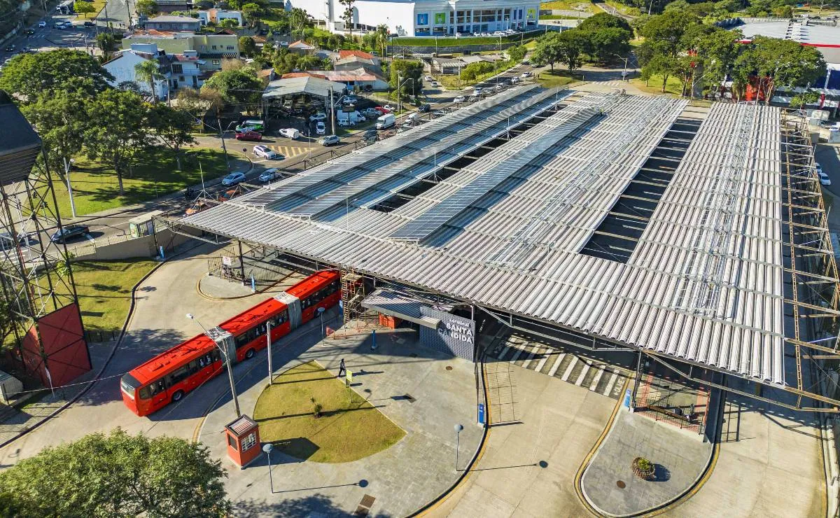 Imagem mostra o telhado do terminal do Santa Cândida, em Curitiba, com placas solares.