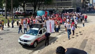 Greve? Trabalhadores da educação federal fazem ato no Centro de Curitiba
