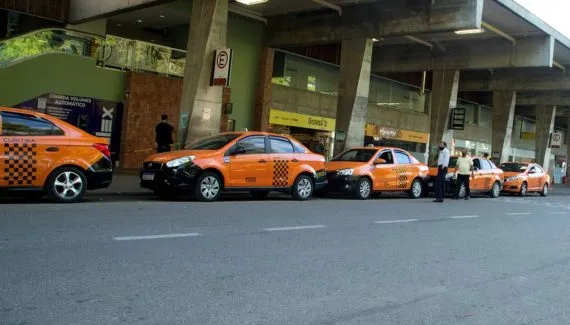 Imagem mostra uma fila de taxis na Rodoferroviária de Curitiba