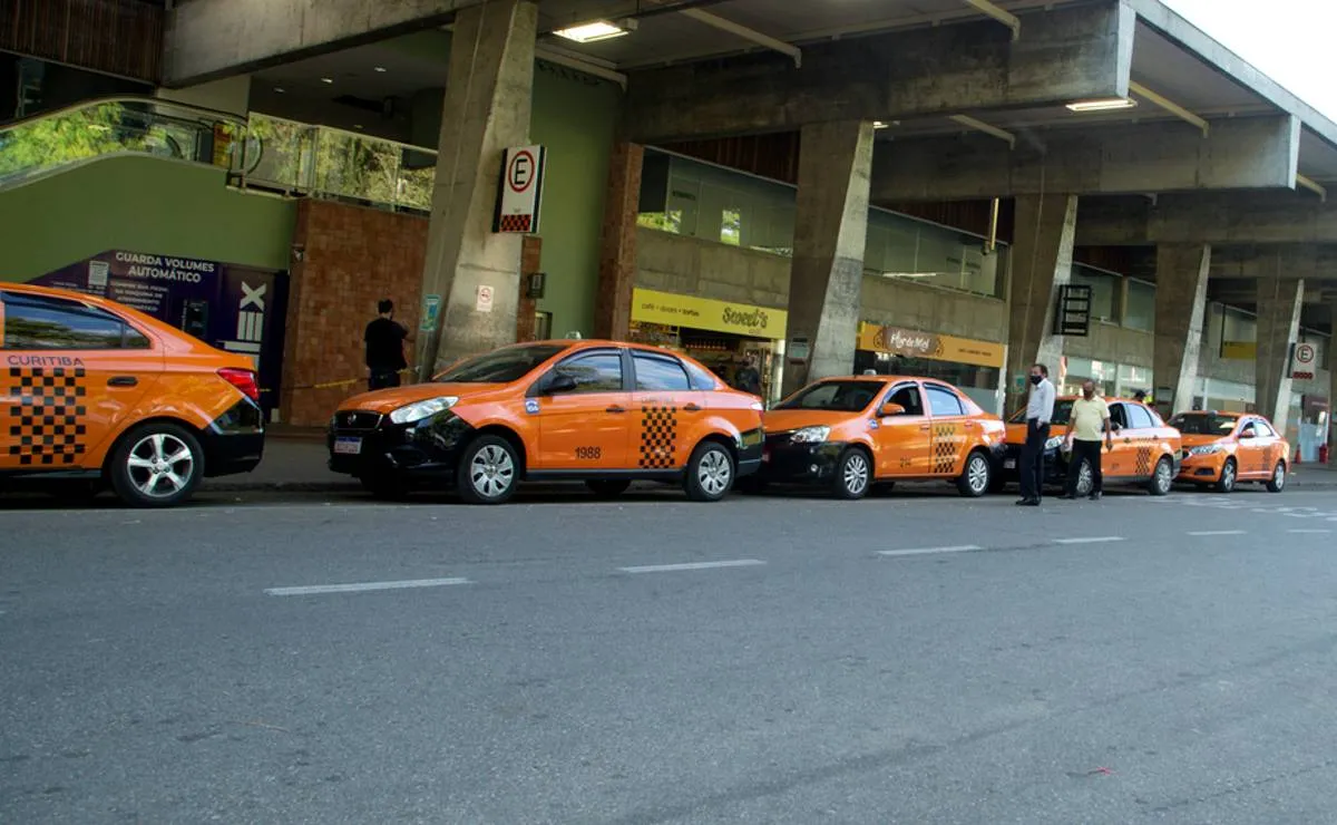 Imagem mostra uma fila de taxis na Rodoferroviária de Curitiba