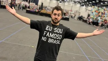 Ator de 'Todo Mundo Odeia o Chris' acumula milhões de seguidores e frases na camiseta 'bombam' no Brasil