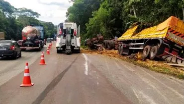 Caminhão tomba na descida da Serra do Mar, na BR-277; Freada marcou o asfalto