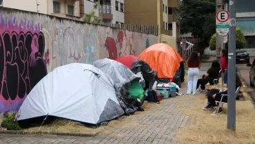 Show em Curitiba de sensação do pop internacional faz fãs acamparem ao lado de estádio