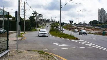 Rua de Curitiba em área movimentadíssima da Linha Verde é liberada ao trânsito