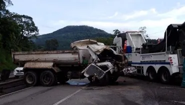 Colisão grave destrói cabine de caminhão na BR-277, em Morretes